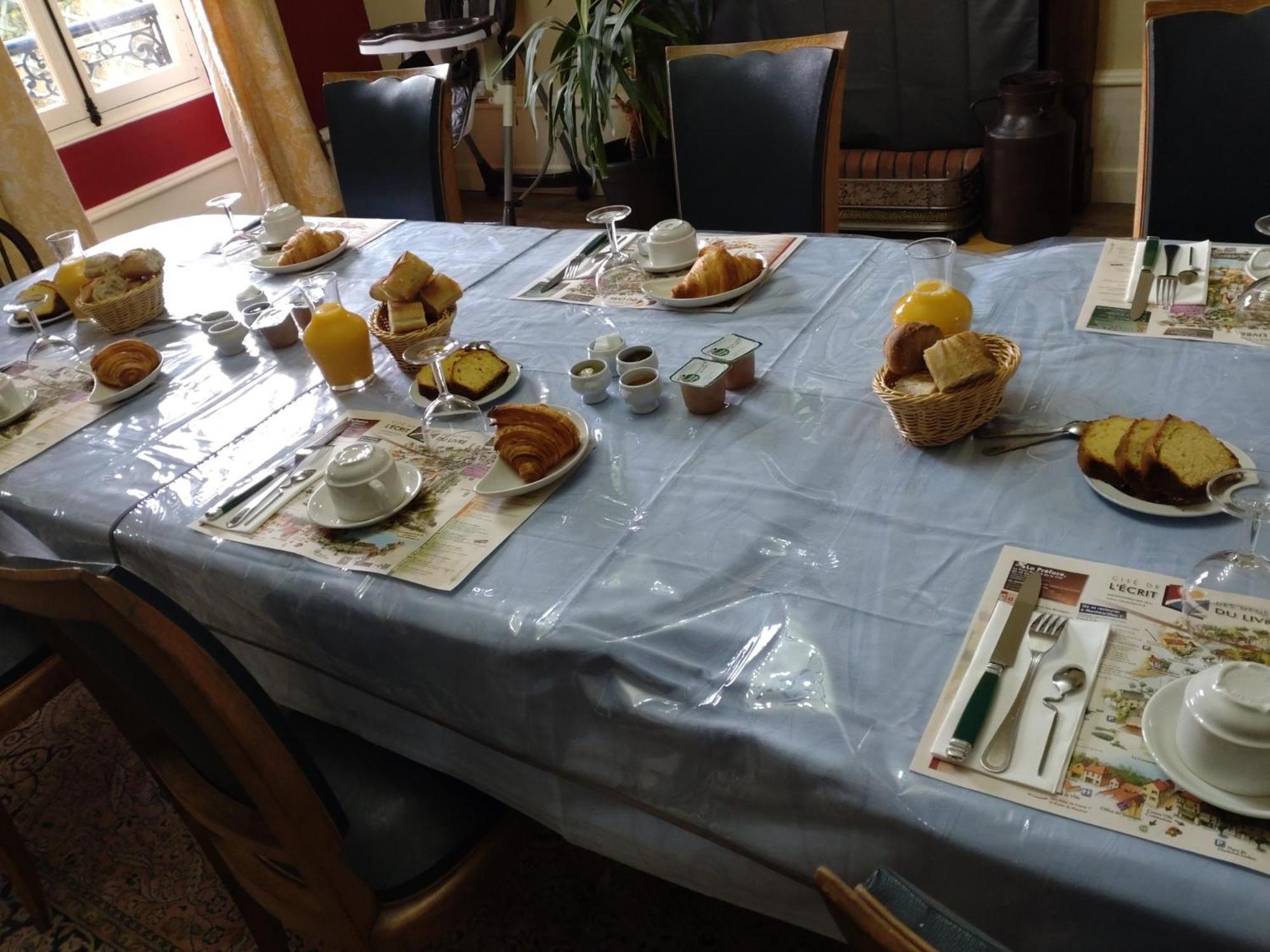 La Brasserie Chambre D'Hotes De Delphine Saulge Bagian luar foto